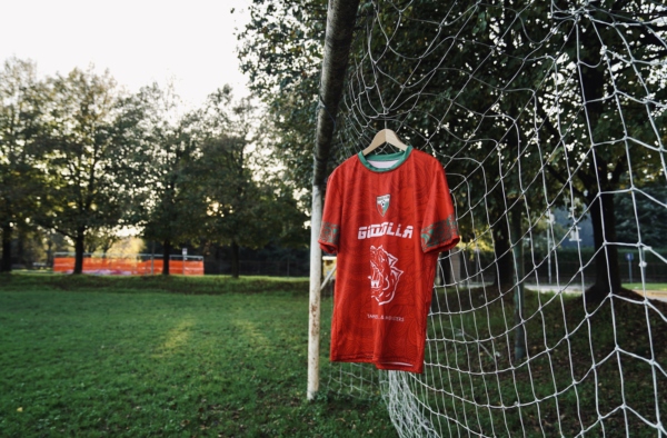 Kekko Silvestre dei Modà riceve la maglia personalizzata del Cassina Calcio in occasione di Sanremo 2025