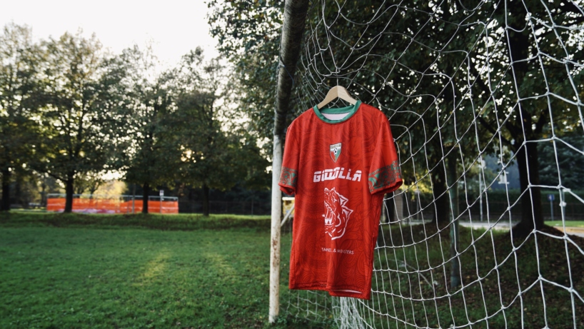 Kekko Silvestre dei Modà riceve la maglia personalizzata del Cassina Calcio in occasione di Sanremo 2025